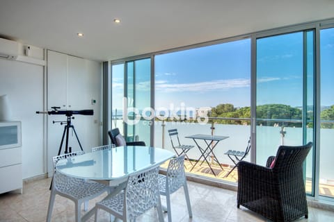 Natural landscape, View (from property/room), Balcony/Terrace, Living room, Seating area, Dining area, Sea view