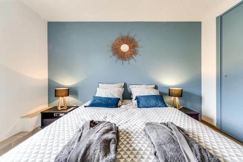 Photo of the whole room, Bedroom