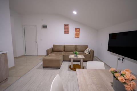 Communal lounge/ TV room, TV and multimedia, Living room, Seating area, Evening entertainment