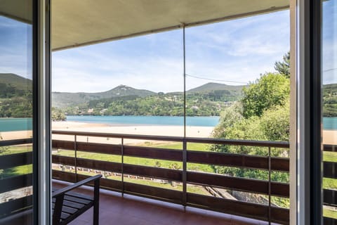 Communal lounge/ TV room, Balcony/Terrace, Sea view