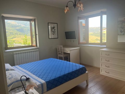 Bed, TV and multimedia, Bedroom