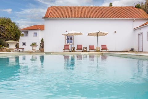 Property building, Patio, Day, Pool view, Swimming pool, sunbed