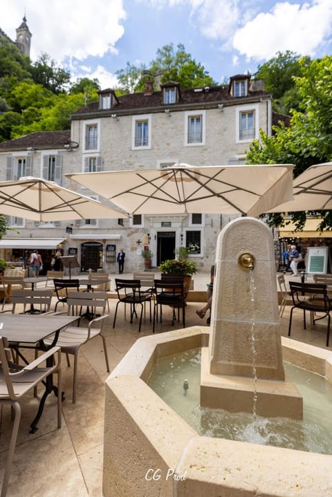 Patio, Lounge or bar