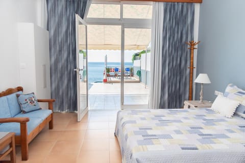 Photo of the whole room, Seating area, Sea view