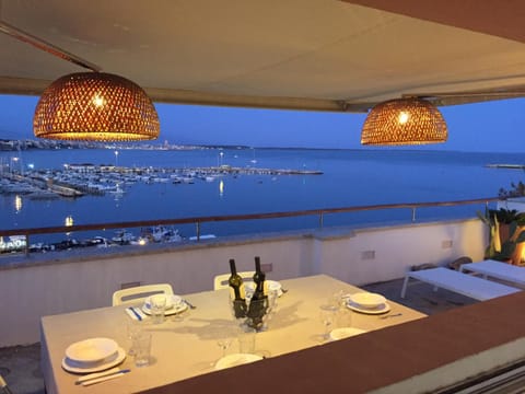 Natural landscape, Balcony/Terrace, Food and drinks, Dining area, Sea view