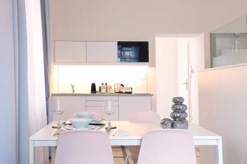 Kitchen or kitchenette, Dining area