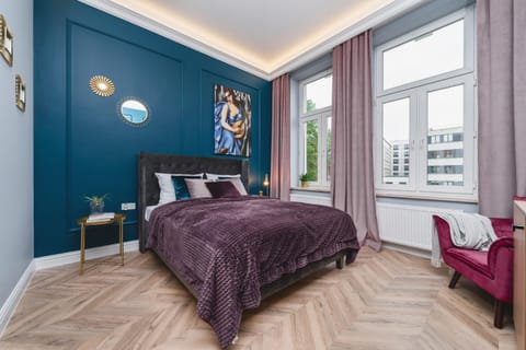 Bed, Day, Photo of the whole room, Decorative detail, Seating area, Bedroom, City view, furniture, internet