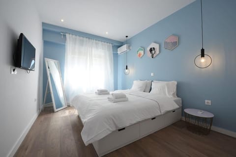 Bed, TV and multimedia, Bedroom, towels