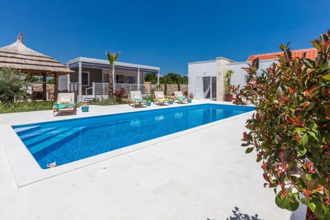 Property building, Balcony/Terrace, Swimming pool, Swimming pool