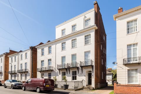 Property building, Day, Neighbourhood, Street view, Quiet street view, Parking