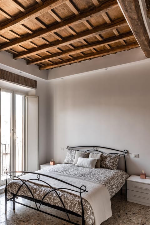 Bed, View (from property/room), Balcony/Terrace, Photo of the whole room, Decorative detail, Bedroom, City view, City view