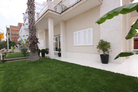 Property building, Patio, Facade/entrance, Garden