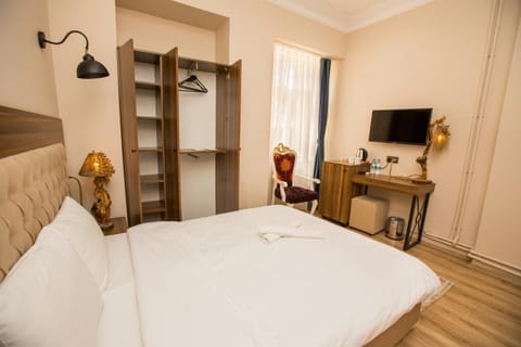 Bed, TV and multimedia, Bedroom
