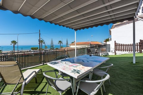 Property building, Balcony/Terrace, Living room