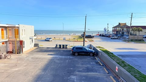 Property building, Day, Beach, Sea view, Street view, Location, Parking