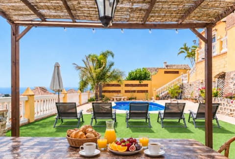 Day, Natural landscape, Garden, View (from property/room), Balcony/Terrace, Living room, Food and drinks, Seating area, Dining area, Food, Garden view, Pool view, Sea view, Swimming pool, sunbed
