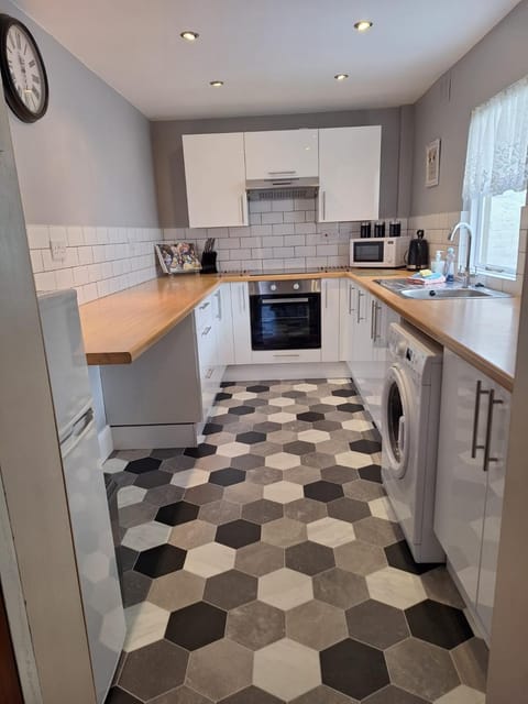 A Stones Throw to the Beach :-) House in Weymouth