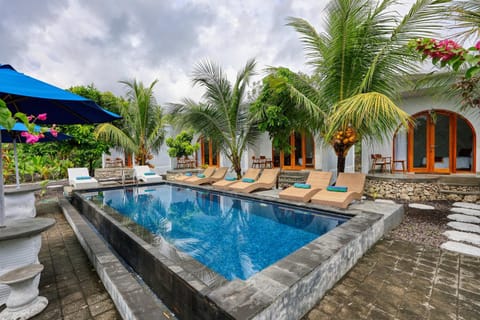 Swimming pool, sunbed