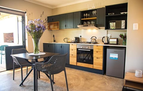 Coffee/tea facilities, Kitchen or kitchenette, Dining area, minibar, pet friendly, stove, toaster