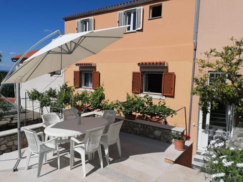 Property building, Patio, Balcony/Terrace