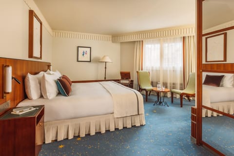 Bed, Living room, Photo of the whole room, Seating area, Bedroom