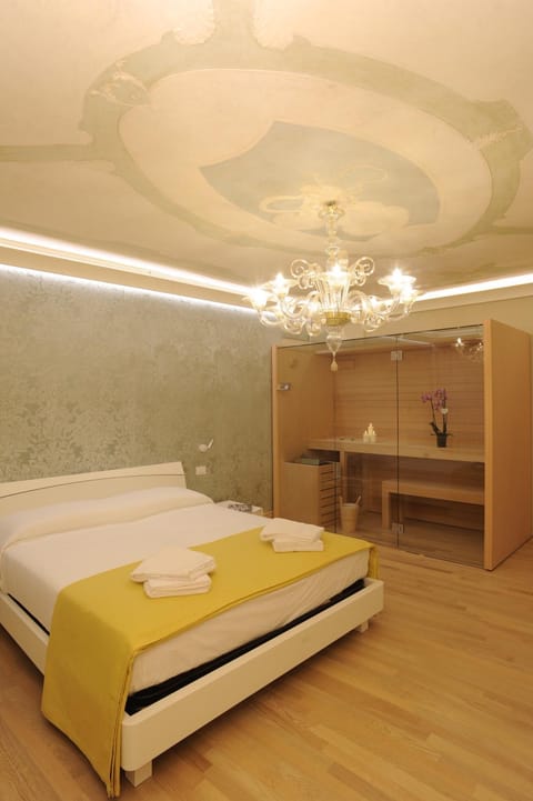Bed, Sauna, Spa and wellness centre/facilities, Photo of the whole room, Bedroom