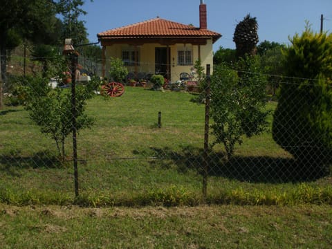 Property building, Facade/entrance, Garden, On site, Location