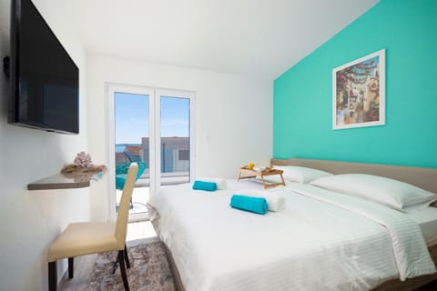 Bed, TV and multimedia, Photo of the whole room, Bedroom