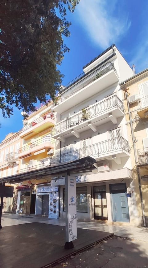 Property building, Facade/entrance