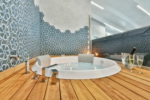 Hot Tub, Hot Tub, Spa and wellness centre/facilities, Photo of the whole room