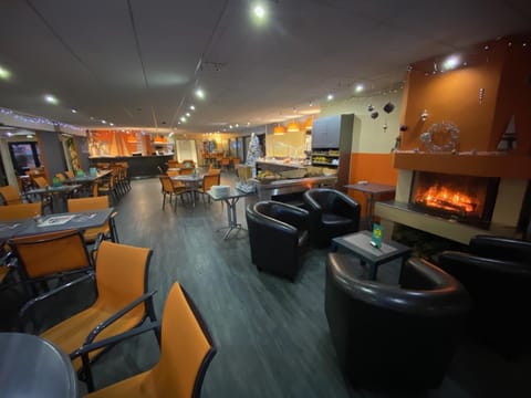 Restaurant/places to eat, Lounge or bar