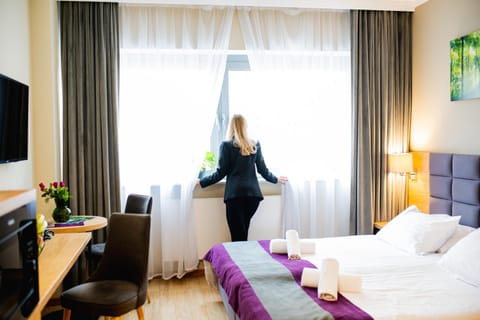 Bed, People, TV and multimedia, Seating area, Bedroom, towels