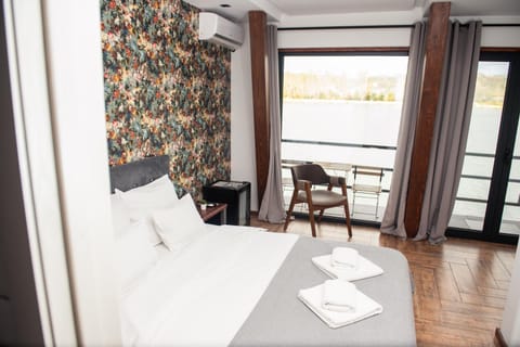 Bed, Balcony/Terrace, Bedroom, Lake view