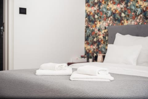 Bed, Bedroom, towels