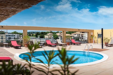 Patio, Spring, Day, Activities, Summer, View (from property/room), Pool view, Swimming pool, Swimming pool, Entertainment, Open Air Bath, sunbed