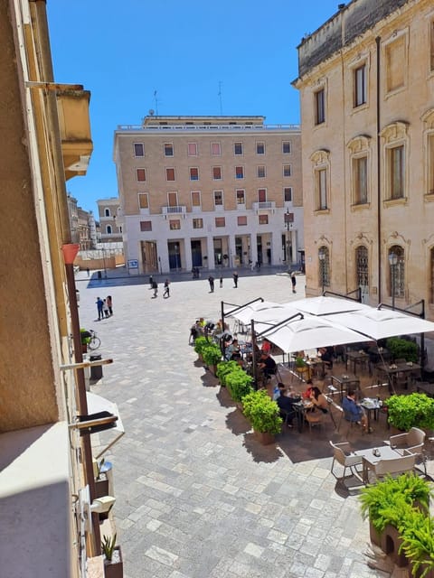 Property building, Restaurant/places to eat, City view, Location