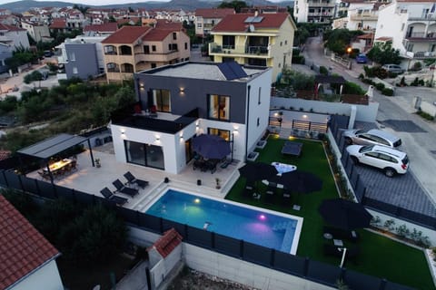 Facade/entrance, Bird's eye view, Balcony/Terrace, City view, Pool view, Swimming pool