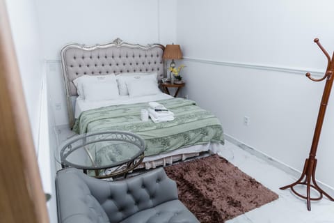 Bed, Living room, Photo of the whole room, Seating area, Bedroom, towels