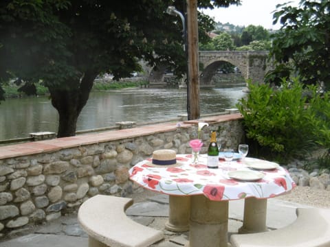 Food and drinks, Dining area, River view