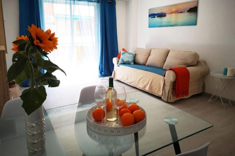 Living room, Food and drinks, Seating area, Dining area