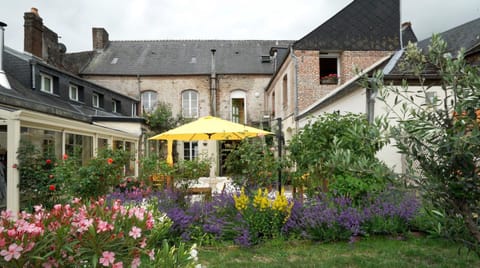 Property building, Garden, Garden, Balcony/Terrace