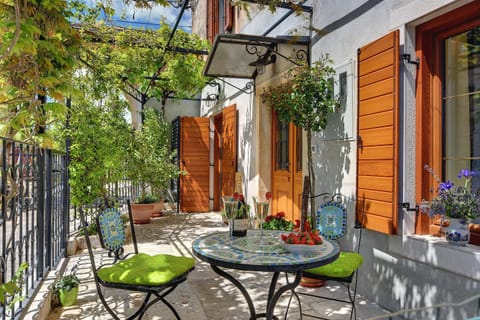 Property building, Day, Balcony/Terrace