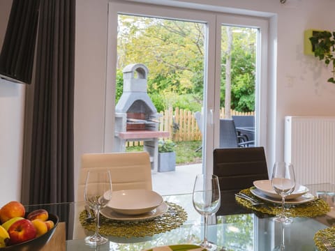 Day, Food and drinks, Dining area, Garden view
