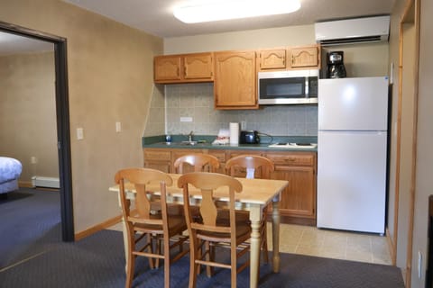 Kitchen or kitchenette, Dining area, stove
