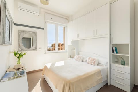 Bed, TV and multimedia, Bedroom, wardrobe, air conditioner