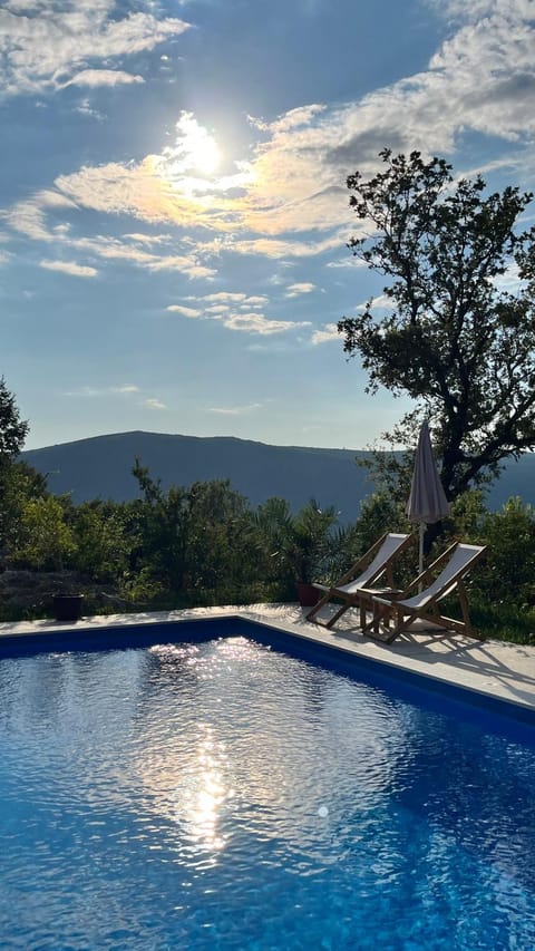 Day, Natural landscape, Mountain view, Pool view, Swimming pool, sunbed