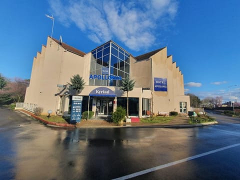 Property building, Facade/entrance, Property logo or sign, Garden, View (from property/room), Drinks, Alcoholic drinks, Non alcoholic drinks, children, Family, Parking, ATM, towels, elevator