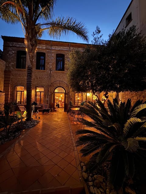 Property building, Patio, Balcony/Terrace