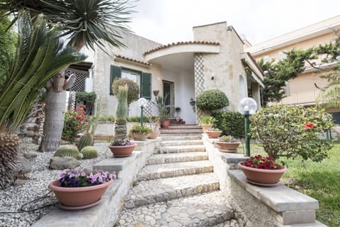 Property building, Facade/entrance, Garden