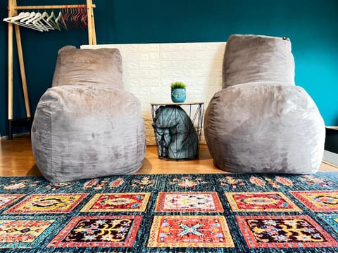 Seating area, flat iron